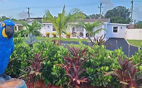 Palm Springs 3-Bedroom 2-Bath 5 Miles To The Beach